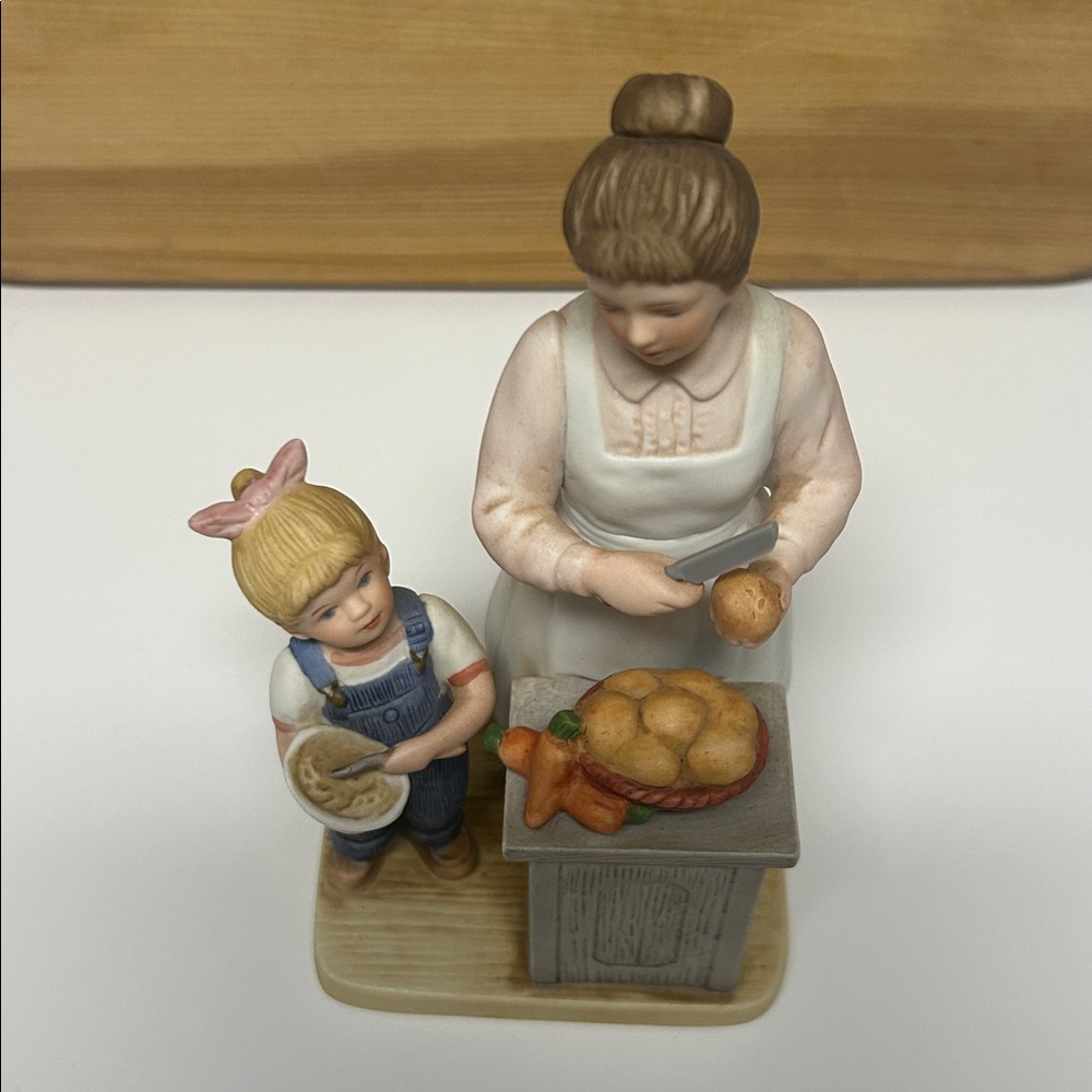Denim Days porcelain figurine “Helping Mom” - Picture 3 of 4